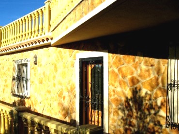 Balustrades : geel gekleurd (in de massa)