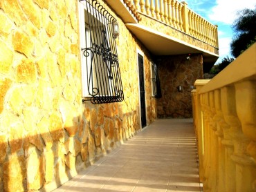 Balustrades : teint&eacute;es en jaune dans la masse